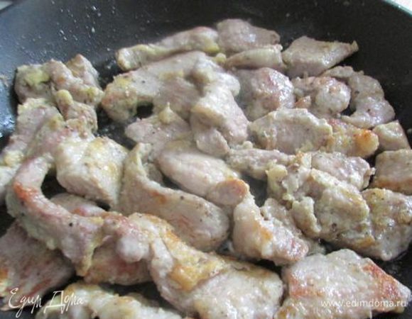 Обжарить каждый кусочек с обеих сторон на сковороде.