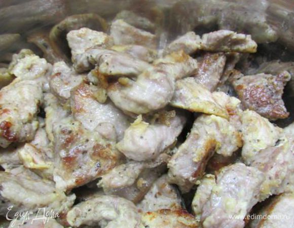 Выложить мясо в кастрюлю. 