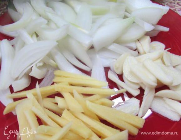 Овощи вымыть, почистить и обсушить. Лук порезать крупно, имбирь (примерно 1,5 см) тонкой соломкой, чеснок пластинками. Обжарить до прозрачности лука.