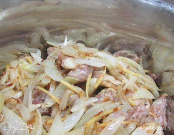 Овощи выложить на мясо. 