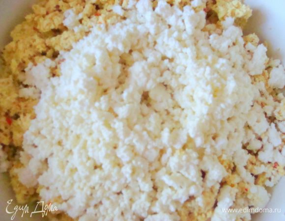 Добавить измельченный творог,