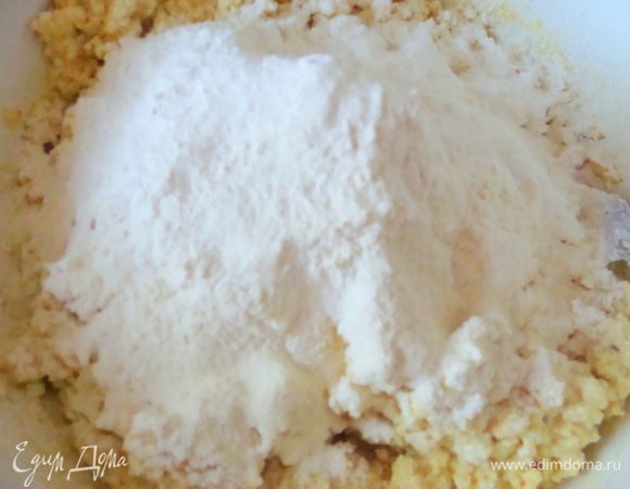 Добавить муку, разрыхлитель и соль по вкусу.