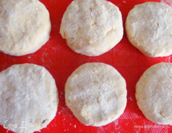 Слепить биточки, обваливая их в муке.