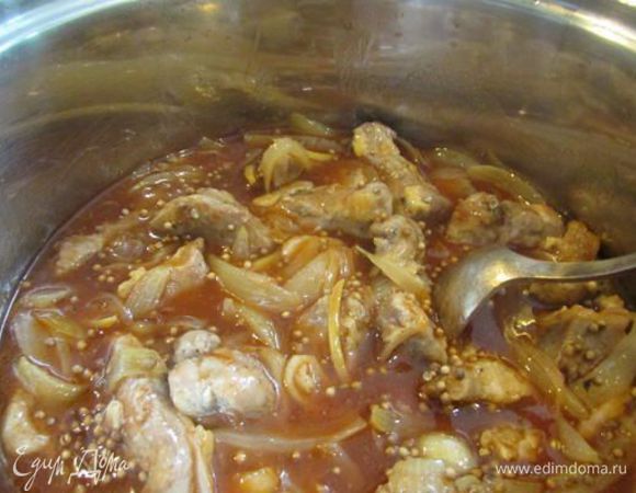 Довести соус до кипения и залить им мясо. Добавить кориандр. Попробуйте на вкус – уксус соль, перец и сахар можно регулировать по своему вкусу. Всё кипятить минут 15 на медленном огне, помешивая.