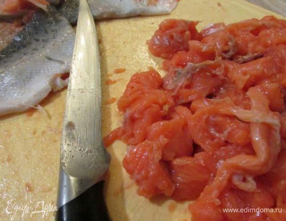 С рыбы снять кожу и вынуть кости. Нарезать нетолстыми кусочками. 