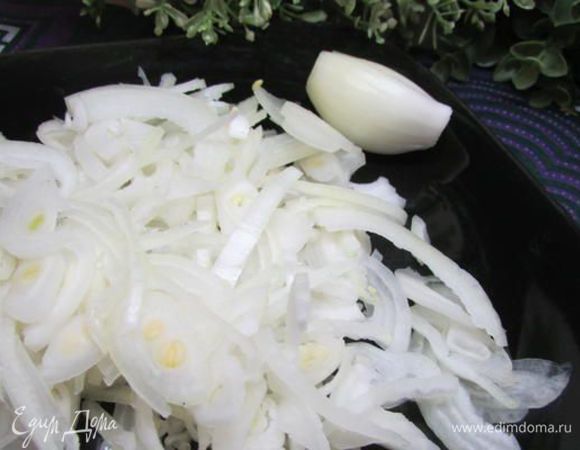 Лук нарезать полукольцами. 