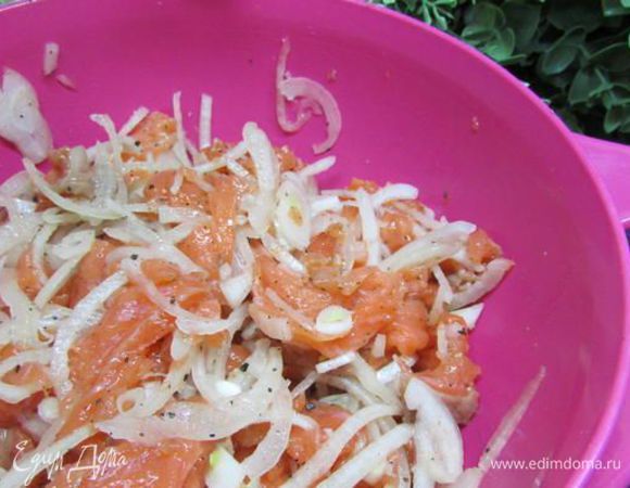 Сложить в миску рыбу и лук. Посыпать солью, сахаром, перцем и хорошо перемешать. Оставить мариноваться 30 минут. 