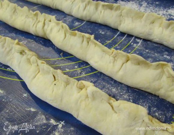 Защипнуть края. Получаются такие трубочки.