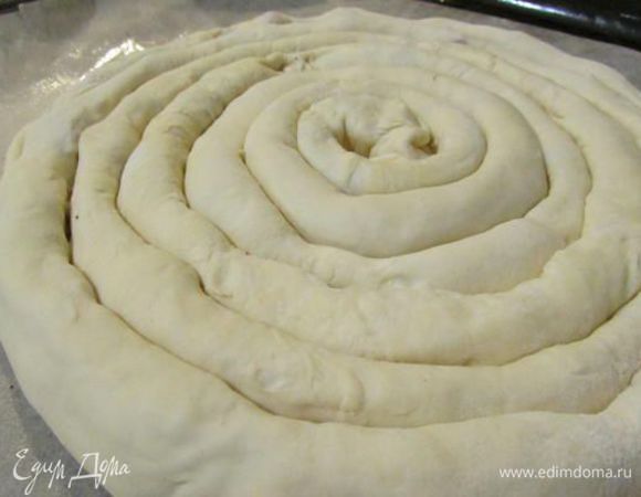 И начинаем собирать пирог. Выложить, на смазанном маслом противне, первую “колбаску” закручиваем, к ней прилепляем вторую, третью – каждую кладем швом вниз.