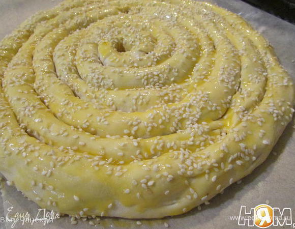 Пирог смажьте яичным желтком и посыпьте кунжутом. Вот такой пирог получается. Выпекать слоеный пирог при температуре 200 градусов 30-35 минут.