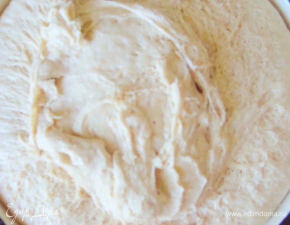 В тепле, при закрытой крышке, дать тесту подняться в 2.5-3 раза. 