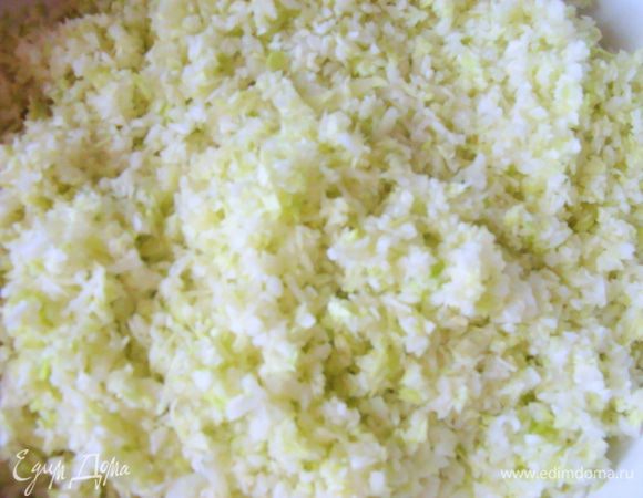 Капусту мелко порубить, я пользуюсь блендером, сложить в железный дуршлаг.