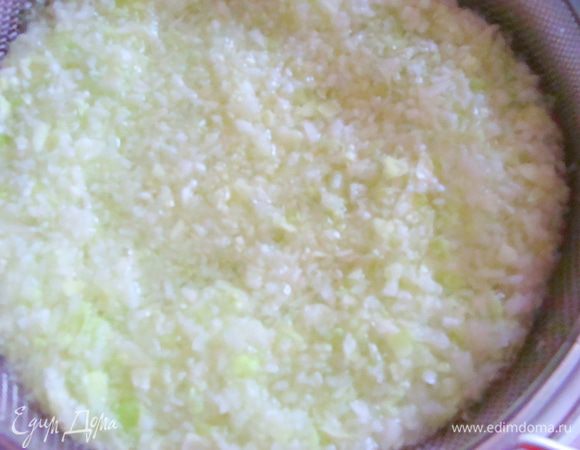 В кастрюле вскипятить подсоленную воду, и опустить туда дуршлаг с капустой. Покипеть капуста должна не больше 4-х минут. 