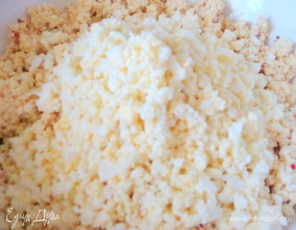 Добавить измельченные вареные яйца.