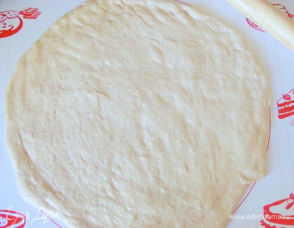 Пирог может быть как открытым, так и закрытым. В этот раз мне был заказан закрытый пирог с большим количеством мягкого теста))) Чего я и придерживалась)