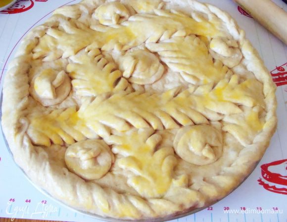 Верх можно смазать желтком. Выпекать при 180* до золотистого цвета.