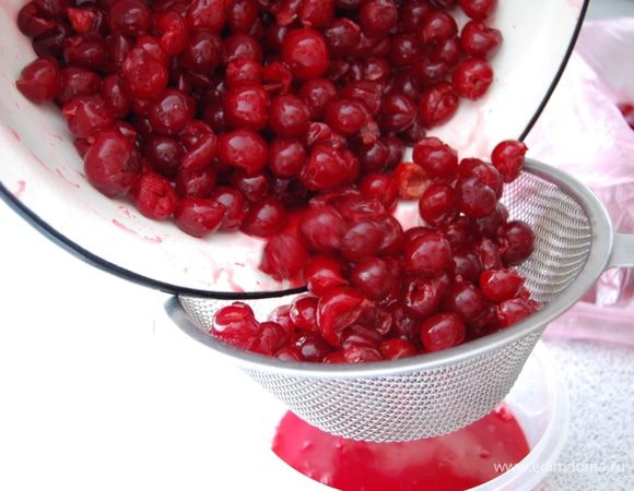 Вишню очистить от косточек и сцедить сок.