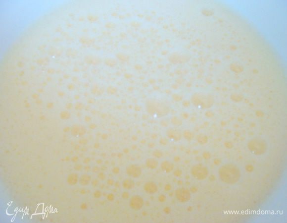 Сырная сыворотка плотная, совсем не кислая и приятная на запах. Соль и пряности в ней уже присутствуют.