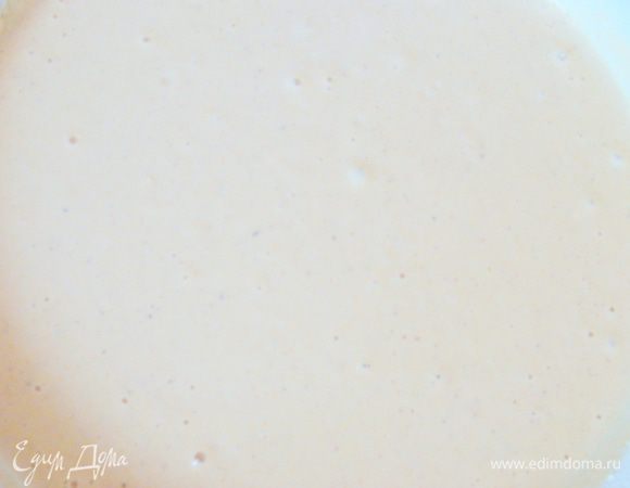 Добавить в сыворотку сахар, а можно и не добавлять (только несколько ложек) и сделать несладкие блинчики. Просеять муку, все размешать, дать настояться и еще размешать. Количество муки брать на свое усмотрение.