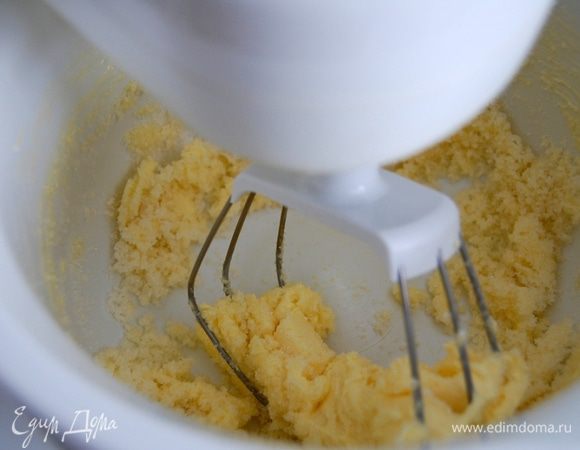 В чашу миксера поместить сливочное масло комнатной температуры, сахар, ванильный сахар.
Смешать на маленькой скорости до пастообразного состояния