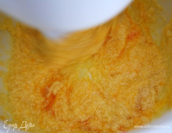 Поочередно вбить яйца.