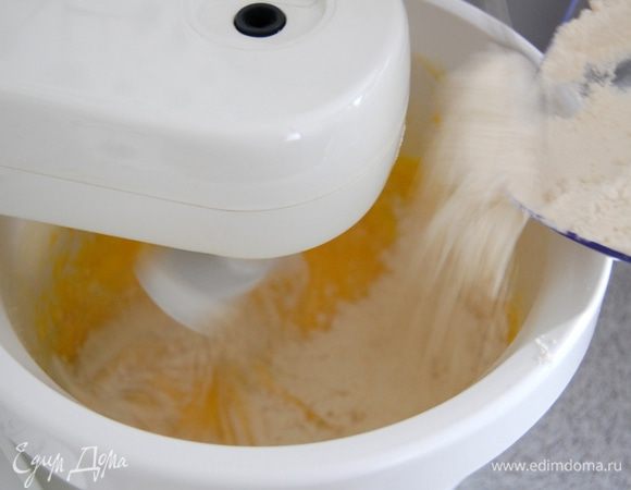 Просеянную муку смешать со щепоткой соли и разрыхлителем.

В 3 подхода добавляем муку. После каждого подхода тщательно перемешиваем массу.
