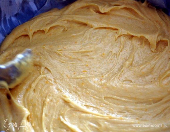 Форму для выпечки выстелить пергаментом и смазать сливочным маслом.
На дно формы ложкой выкладываем тесто (без формовки бортов).
Разровнять по диаметру формы.