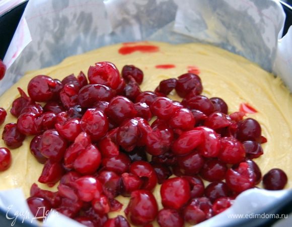 Сверху на тесто аккуратно выкладываем подготовленную вишню. 