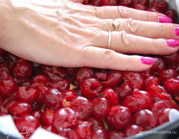 Слегка! прижимаем рукой. (родные мамины ручки!)