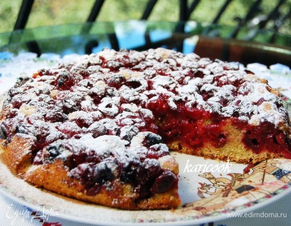 Отправляем наш пирог в разогретую до 180С духовку на 50 мин.
Готовьтесь, ароматы будут витать...ммм... 

По желанию, готовый пирог можно посыпать ванильным сахаром или сахарной пудрой.

Смачного :)