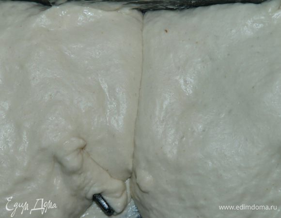 Все ингредиенты кроме яблока, сыра и острого перца, отправляем в хлебопечку. Ставим функцию "Замес теста" и забываем про тесто на 30 минут. Через 30 минут замес закончился, у нас получилось очень гладкое, но липкое тесто.