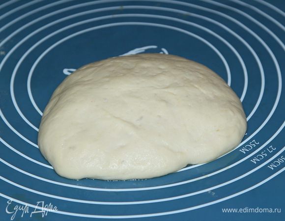 Очень хорошо смачиваем руки растительным маслом и вынимаем тесто из контейнера хлебопечки на смазанную маслом поверхность.