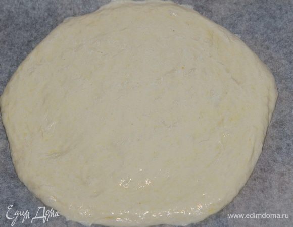 Противень выстилаем пергаментом и формируем руками лепешку.