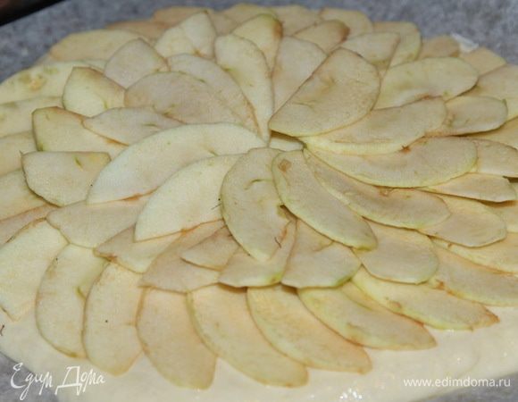 Яблоки очищаем от кожуры и семечек и нарезаем тонкими пластинами. Раскладываем на лепешке.