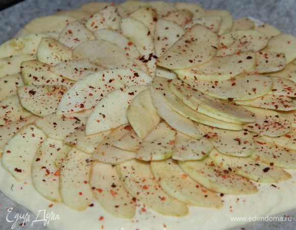 Сверху посыпаем молотыми лепестками красного перца.