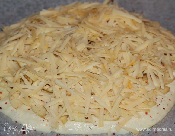 Натираем сыр на терке, желательно ароматный, и посыпаем сверху яблоки. Щедро!