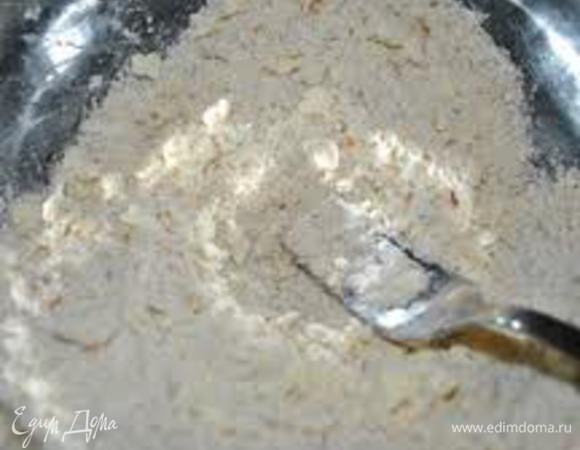 Муку соединить с сахаром, добавить масло, порезанное кубиком и разрыхлитель. Измельчить все в крошку.