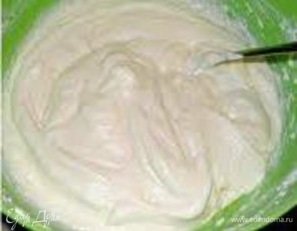 Для начинки смешать творог, яйца и сахар. Взбить до однородного состояния. Затем добавить ягоды.(Оставить несколько ягод для украшения)