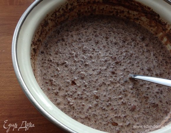 В кастрюльке соединить сливки, какао, сахар и соль. Нагреть почти до кипения.