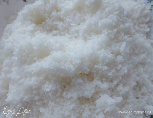 Финики, если они сухие, замочить в небольшом количестве воды на 2 часа. Кокосовую стружку измельчить в кофемолке в мелкую крошку.