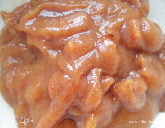 Персики измельчить в блендере (удобнее всего использовать погружной блендер и небольшую емкость) до однородного состояния. Добавить финики и взбить еще раз. При желании можно полученную массу протереть еще и через сито, чтобы не попадалась кожица от фиников. Смешать пюре с кокосовой  пудрой и слепить конфетки. Стружки может понадобиться больше или меньше, все зависит от размера фруктов. Обвалять получившиеся конфетки в кокосовой стружке. 