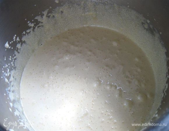 Муку просеять. Отделить белки от желтков. Желтки смешать с сахарным песком ( 303 г), растереть и взбить миксером.