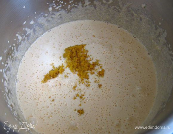 Натереть цедру 1 апельсина на мелкой терке и добавить к желткам.