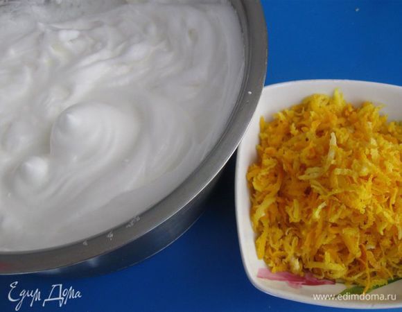 Натереть на крупной терке цедру био - апельсинов (3 шт., 100 г). Взбить белки с щепоткой соли до легких пиков.