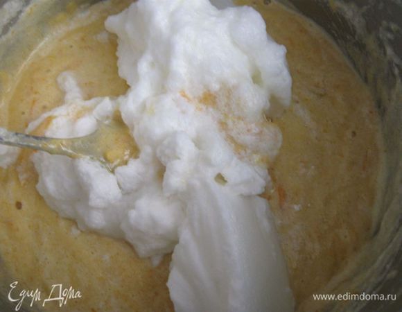 Аккуратно подмешать белки к остальной массе.