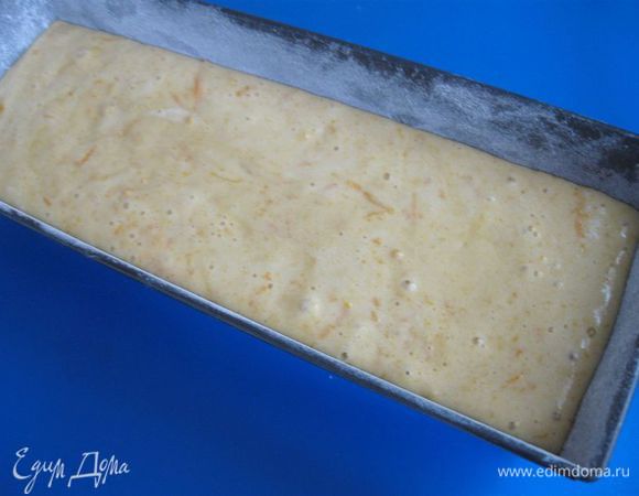 Форму смазать маслом, обсыпать мукой. Заполнить тестом. Поставить в духовку, разогретую до 170 градусов на 1 час. Вам может понадобиться чуть больше или меньше времени, через минут 45 – 50 проверить хлеб с помощью зубочистки.