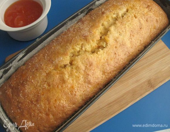 Смазать тонким слоем абрикосового джема, посыпать сахарным песком (10 г). Поставить на несколько минут в духовку, чтобы поверхность хлеба заколеровалась.