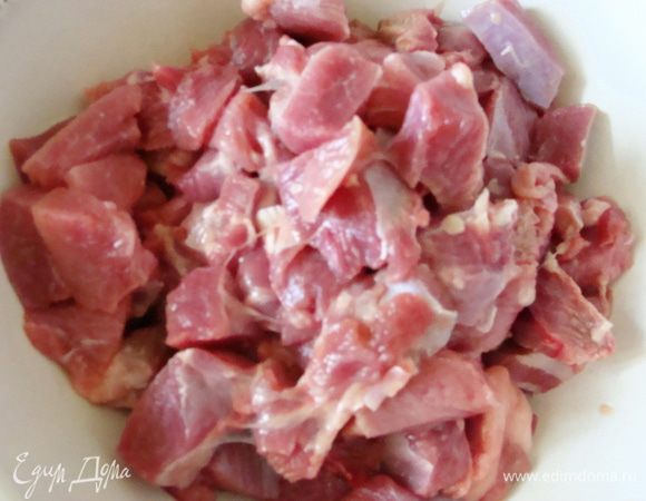 Бедро индейки без кости, нарезать как на азу.