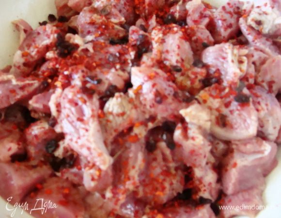 Посыпать паприкой, солью и барбарисом, добавить молотый имбирь. Полить уксусом, перемешать, оставить замариноваться не меньше чем на 30 минут.