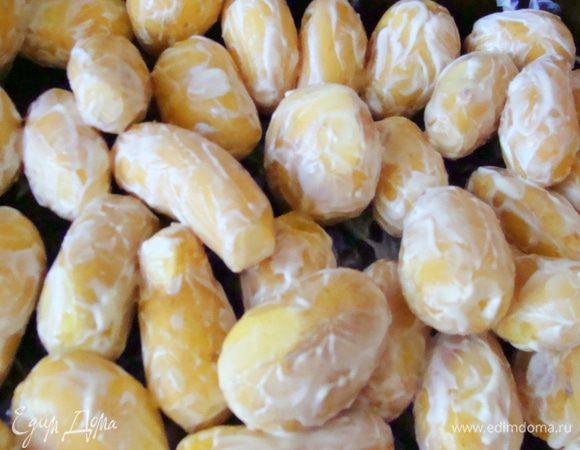 Мелкий молодой картофель промыть, обсушить. Оставить со шкуркой для вкуса и пользы! Обмазать небольшим количеством майонеза, чтобы образовалась корочка при запекании и не нужно было использовать масло. Соль добавлять не нужно, если только вы не большой ее почитатель. Майонеза и пропитки от мяса вполне хватит для сбалансированного вкуса!